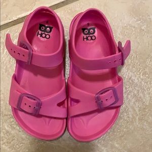 Hoo sandals/ Birkenstock’s style